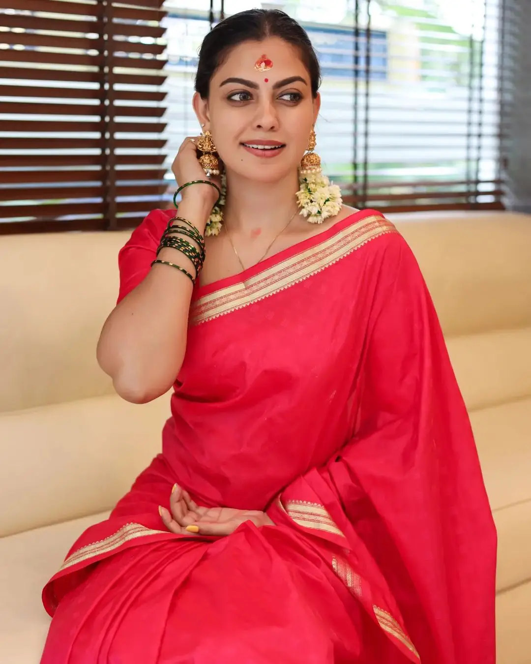 ANUSREE NAIR IN BEAUTIFUL EARRINGS JEWELLERY RED SAREE BLOUSE